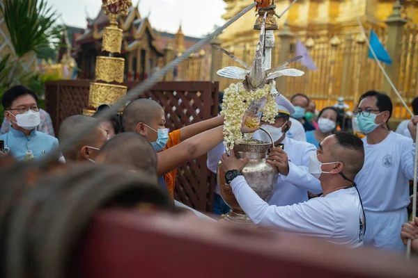 Lamphun Thailand May 2022 Monks People Pour Auspicious Water Large — Stock Photo, Image