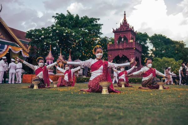 Lamphun Thailand Maio 2022 Grupo Dançarinas Dançam Borrifam Pétalas Flores — Fotografia de Stock