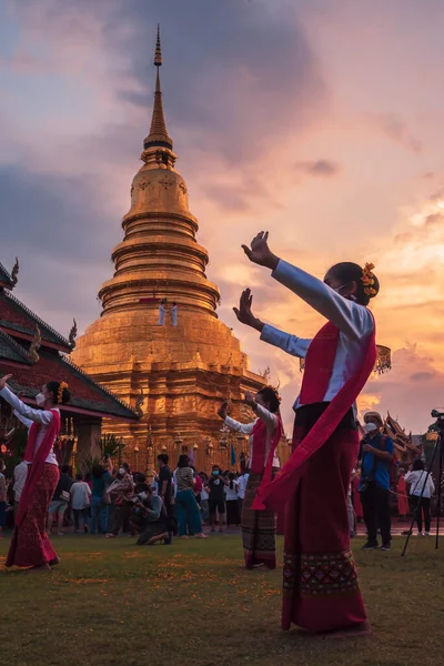 Turistas Grupos Dançarinas Dançando Área Wat Phra Haripunchai Província Lamphun — Fotografia de Stock