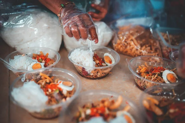 Dobrovolníci Připravují Jídlo Pro Chudé Hladové Komunitě — Stock fotografie