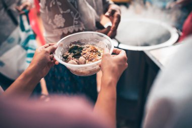 İnsanlara yiyecek bağışlamak bir paylaşım konseptidir..