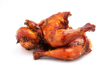 Beyaz arka planda kişniş tohumlarıyla marine edilmiş ızgara tavuk.