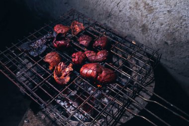 Sakatat, kızgın ateşin üstünde ızgarada kızarır..