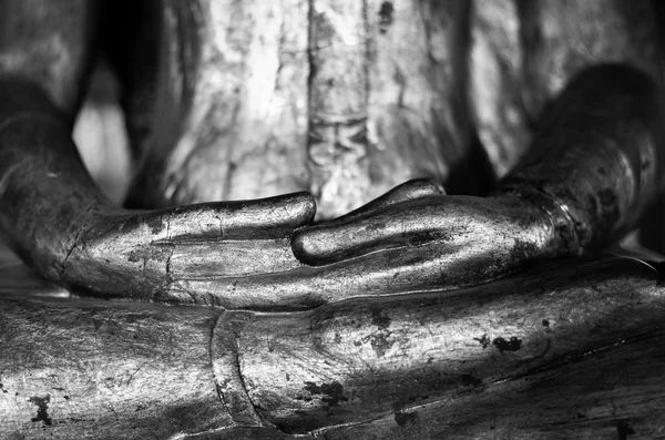 Händerna på buddha bilden — Stockfoto