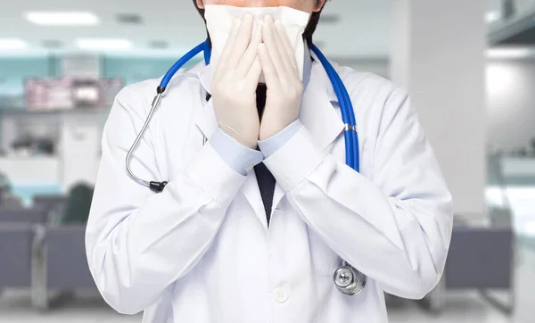 Lékař Zakryje Ústa Tkání Kýchnutí Nemocnici — Stock fotografie
