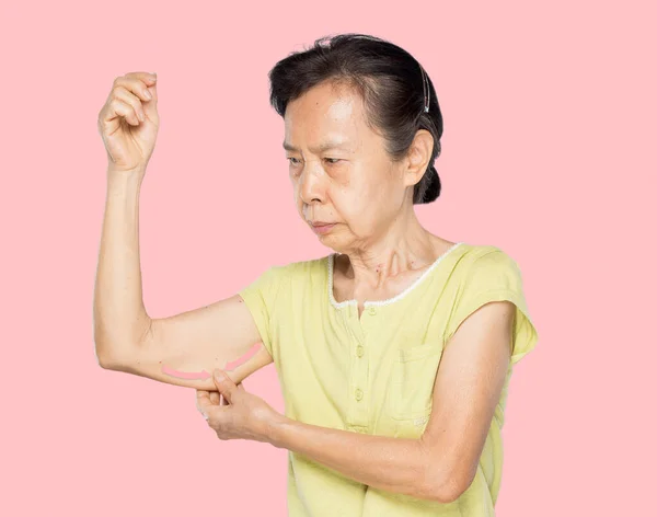 Viejo Asiático Mujer Tira Flacidez Piel Mostrando Viejo Edad — Foto de Stock