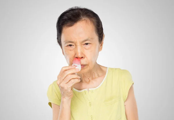 Viejo Asiático Mujer Uso Tejido Blot Nariz Sangra Blanco Fondo — Foto de Stock