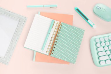 düz eski gül kitabı ve yeşil kırtasiye