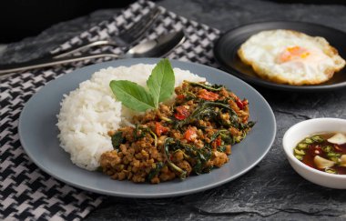 Kızarmış Tayland fesleğeni, kıymalı domuz eti, sahanda yumurta, pad kra pao