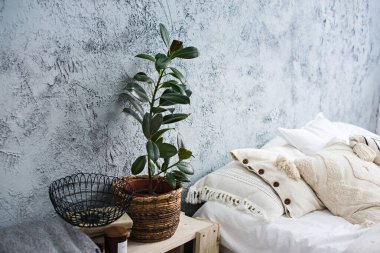 Konforlu bir çatı katı yatak odasının elementleri..