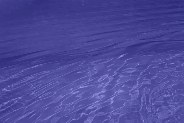 Η επιφάνεια του νερού στα μωβ χρώματα λεβάντας — Φωτογραφία Αρχείου
