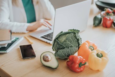 Bir beslenme uzmanı uygun beslenme için tavsiyelerde bulunur.