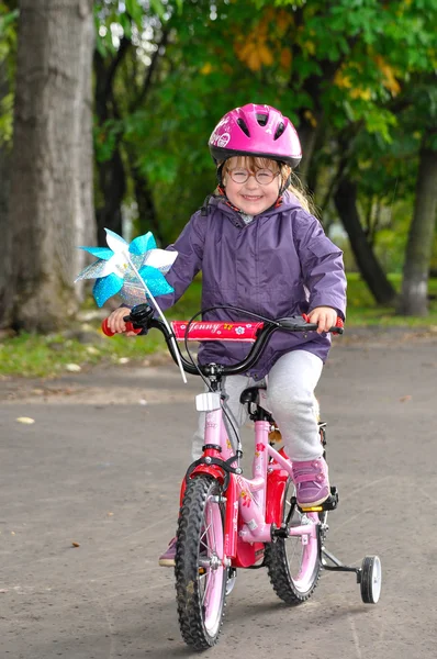 Het meisje op een fiets. — Stockfoto