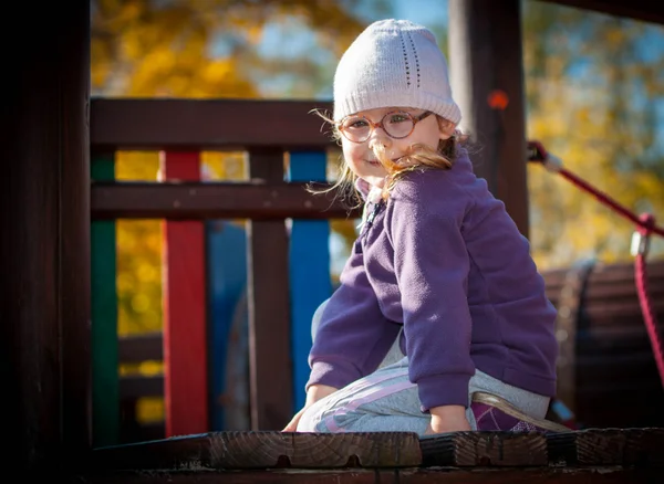 Klein meisje op de speelplaats. — Stockfoto