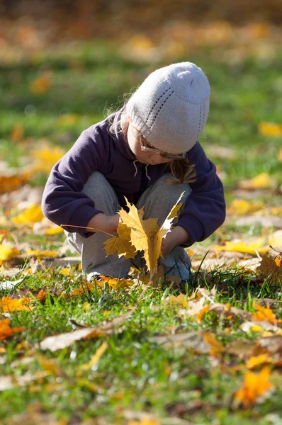 Klein meisje in het park — Stockfoto