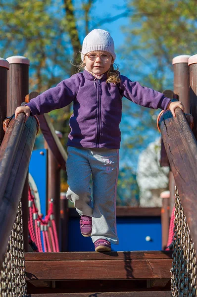 Bambina al parco giochi. — Foto Stock