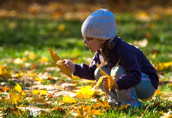 Klein meisje in het park — Stockfoto