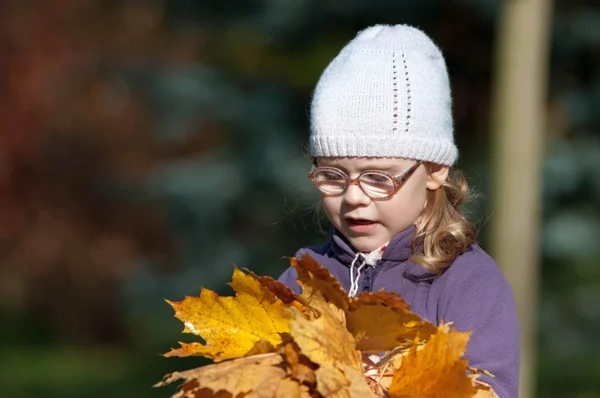 Klein meisje in het park. — Stockfoto