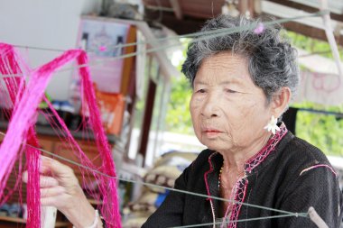 yaşlı kadın ve ipek