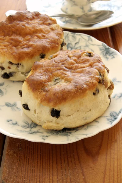 Scones de frutas e chá da tarde — Fotografia de Stock