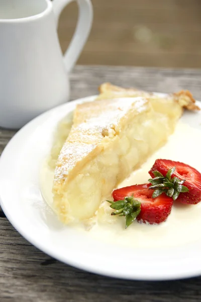 Apfelkuchen und Sahne — Stockfoto