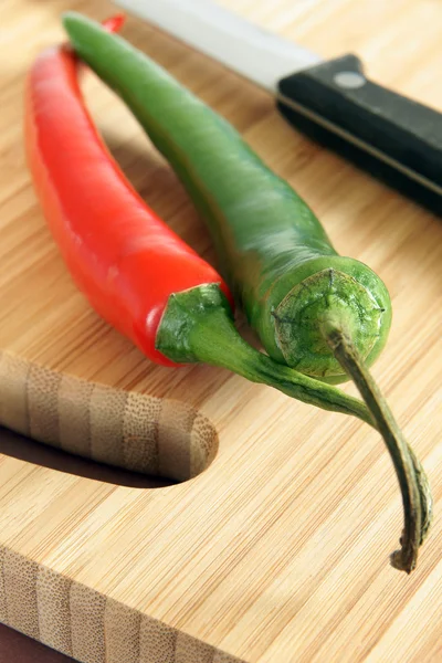 Kırmızı ve yeşil Chilis — Stok fotoğraf
