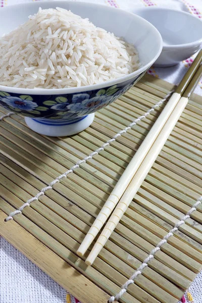 Bol de riz avec des baguettes — Photo