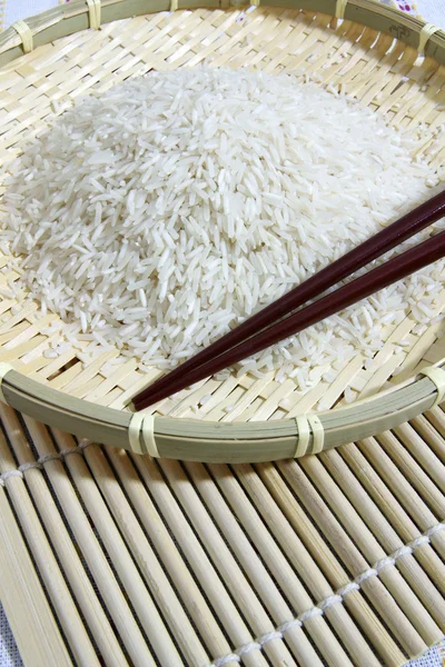 Riz, baguettes et articles de cuisine en bambou — Photo