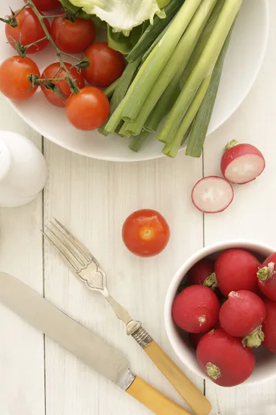 Radishes tomatoes and salad — Stock Photo, Image