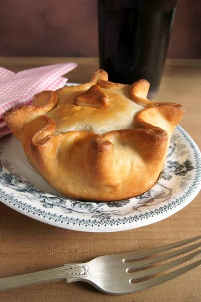 Pastel de carne de estilo tradicional y cerveza —  Fotos de Stock