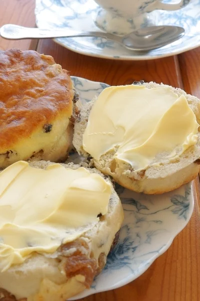 Scones de frutas com manteiga — Fotografia de Stock