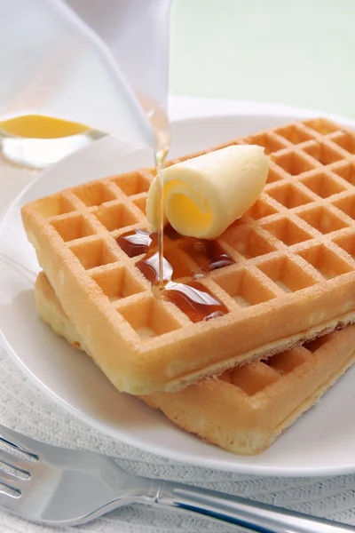 Waffle ve akçaağaç şurubu — Stok fotoğraf