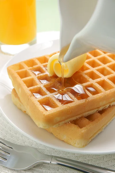 Waffeln und Ahornsirup — Stockfoto