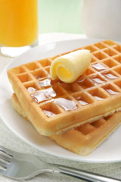 Waffeln und Ahornsirup — Stockfoto