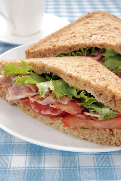 Sanduíche de alface e tomate com bacon — Fotografia de Stock