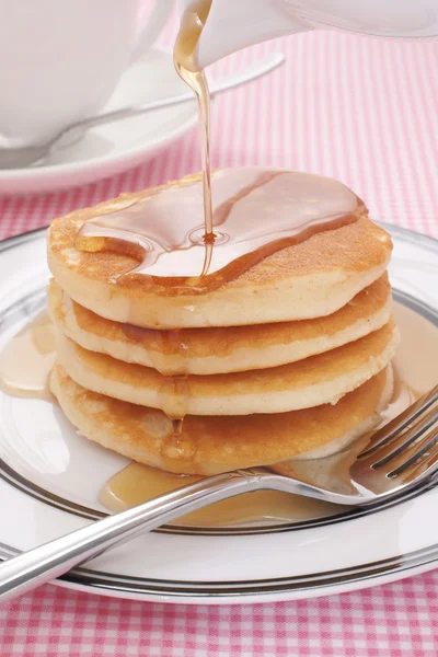 Pfannkuchen und Ahornsirup — Stockfoto