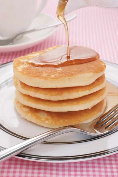 Pancakes and maple syrup — Stock Photo, Image
