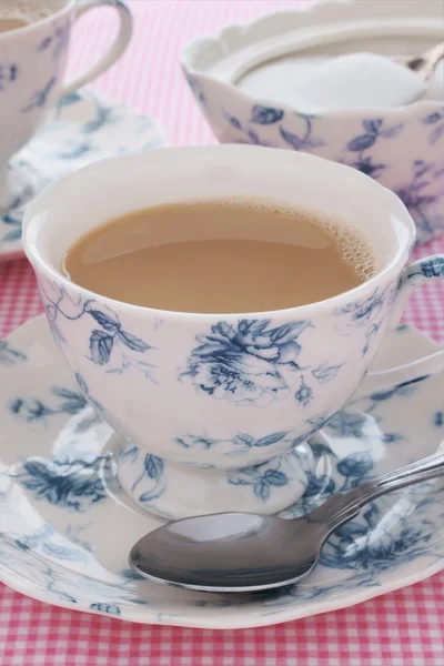 Tea with milk — Stock Photo, Image