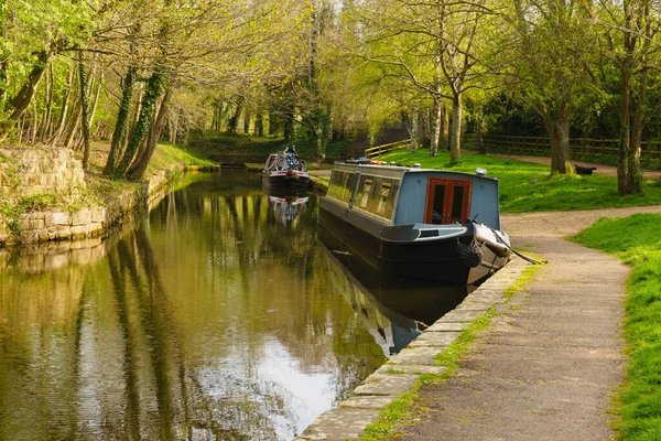Narrowboats Moored Tranquil Leafy Part Llangollen Canal Trevor Basin Froncysyllte — Stock Photo, Image