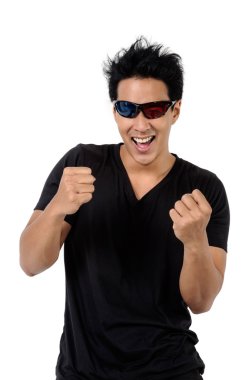 neşeli bir genç adamla yumruk sıkılı ve çılgınca gülümseme enjo