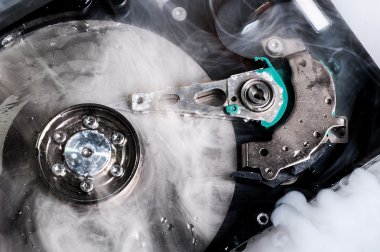 Açık Harddisk duman buz üzerinde kapat