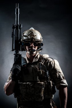 asker adam tutun makineli tüfek tarzı moda