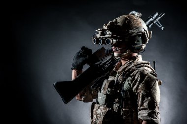 asker adam tutun makineli tüfek tarzı moda