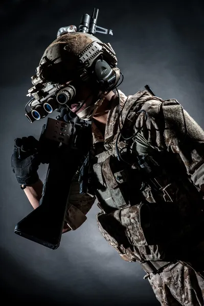 Soldado homem hold metralhadora estilo moda — Fotografia de Stock
