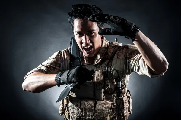 Soldatmann hold maskingeværstil mote – stockfoto