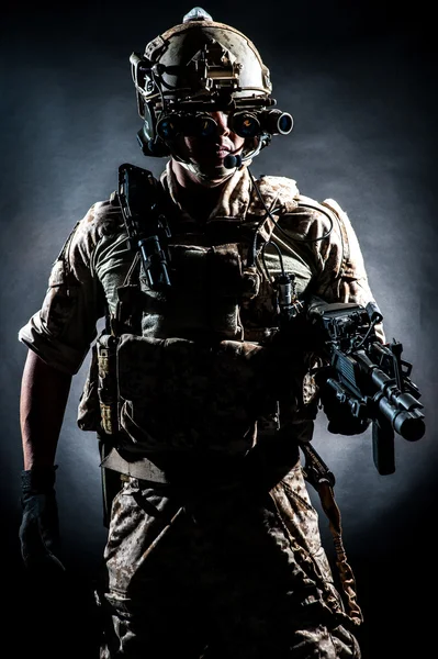 Uomo soldato tenere stile mitragliatrice moda Fotografia Stock