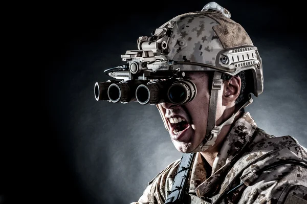 Soldat hält Maschinengewehr in der Hand — Stockfoto