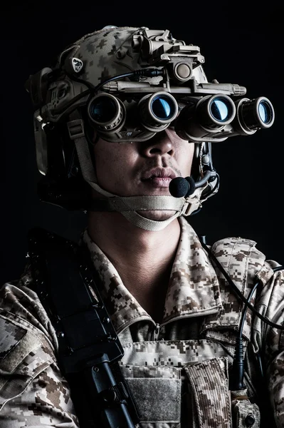 Sotilas mies pitää aggressiivinen muoti — kuvapankkivalokuva