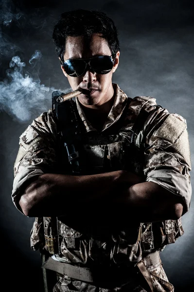 Sotilas mies aurinkolasit sikari muoti — kuvapankkivalokuva