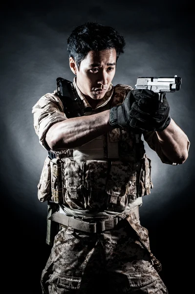 Uomo soldato tenere pistola moda Foto Stock Royalty Free